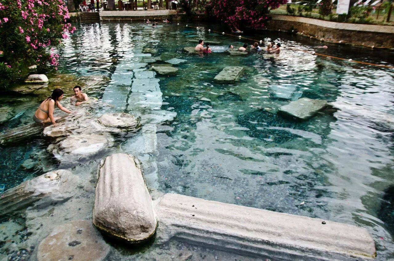 Памуккале Турция - фото бассейна Клеопатры и Ликийских гробниц
