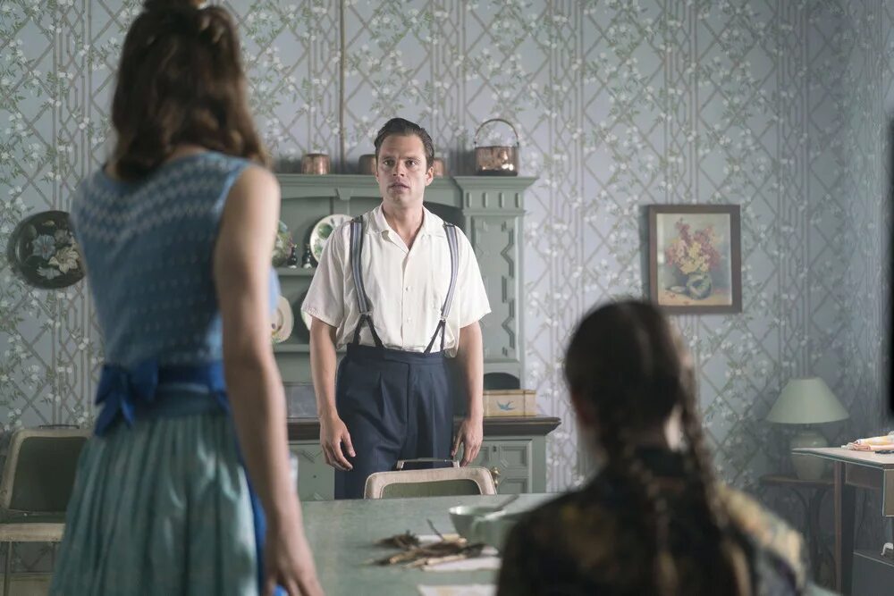 Мы всегда жили в замке фильм 2018 себастьян стэн. Александра даддарио мы всегда жили в замке. Мы всегда жили в доме. Мы всегда жили в замке фильм. Мы всегда жили в замке фильм.