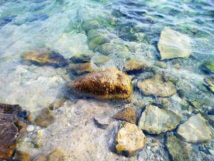Источенные водой камни и море