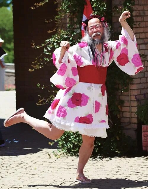 День пожилых людей в японии. Девушка в кимоно. Япония девушки. Кимоно гейши. Старики девушек японок.