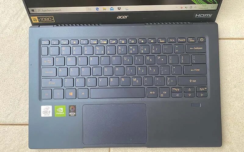 Клавиатура acer swift. Acer swift 5 клавиатура. свифт клавиатура. наклейки на клавиатуру acer swift 1. эйсер свит 5 синий на столе.