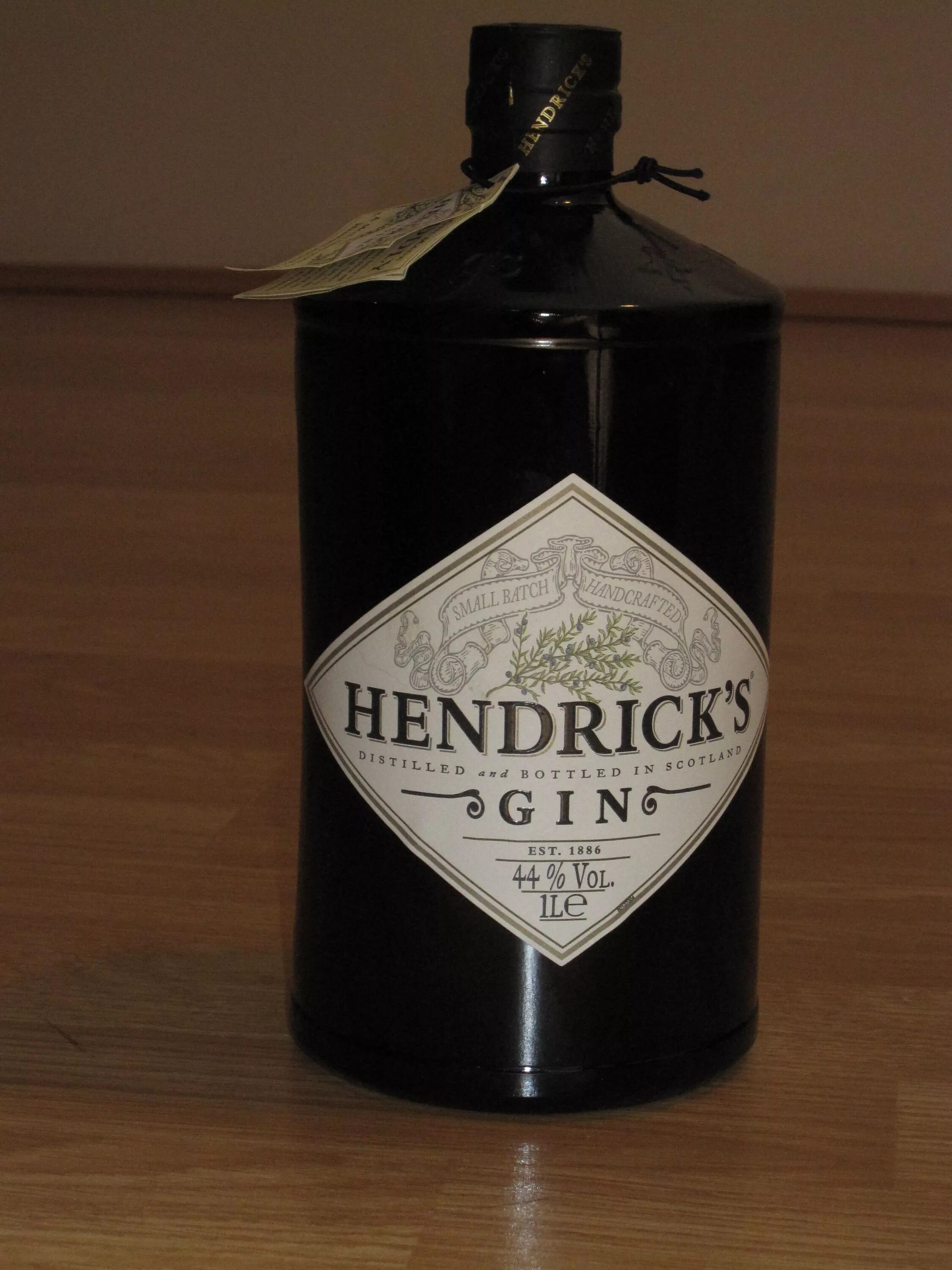 Джин hendrick s. Hendrix Gin. Hendrick's Gin розовый. Бутылка Hendricks.