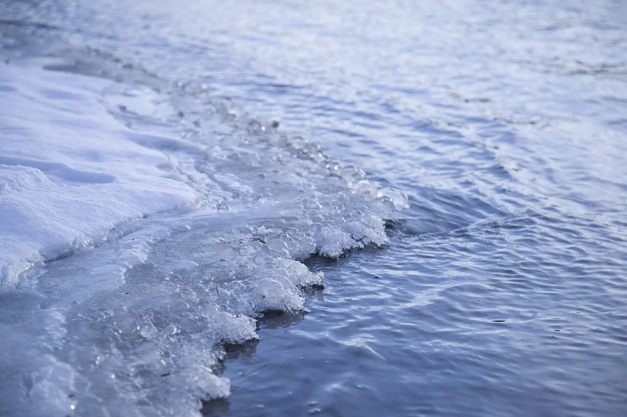 Вода покрыта льдом. Лед на реке. Речка покрытая льдом. Река покрытая льдом. Покрылся льдом.