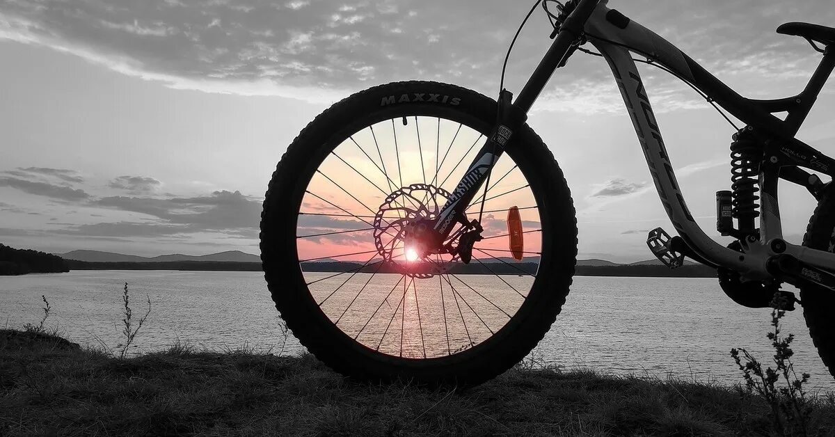 Накачивают автомобильное колесо. Через колесо. Колесо живопись. Велосипед leds. Накачивание шин автомобилей.