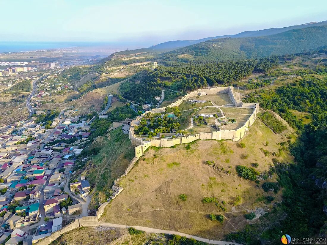 Дербент центр города. Панорама дербент. Дербент высота. Дагестан дербент старый город. Исторический центр дербента.