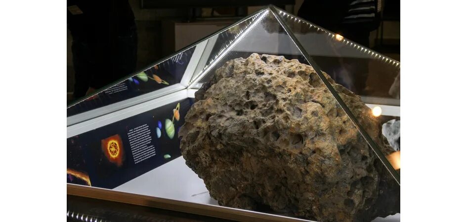 Какой был челябинский метеорит. Метеорит в челябинске. челябинский метеорит 2013. челябинский метеорит 15 февраля 2013. челябинский метеорит озеро чебаркуль.