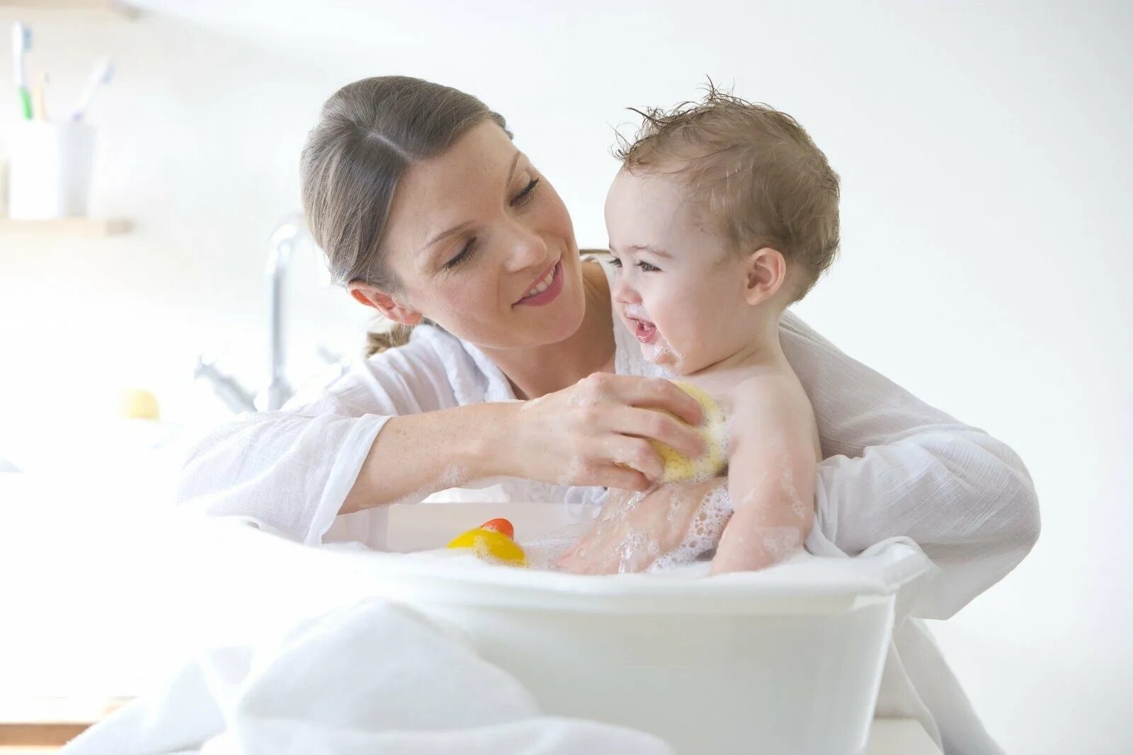 Мама моет взрослых. Гигиена малыша. Купание малыша. Мама с малышом в ванне. Мытье ребенка.