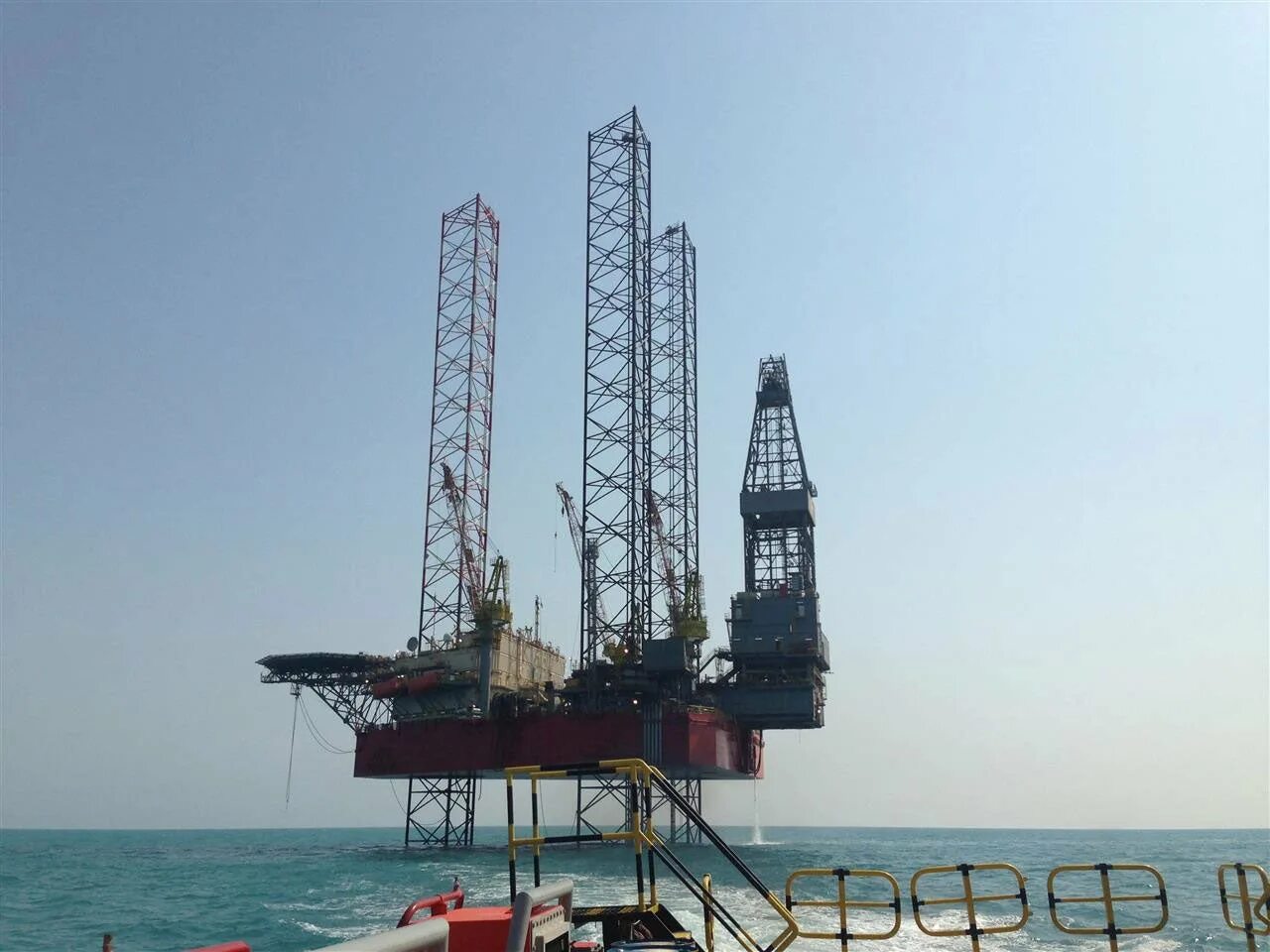 Jack up drilling rig. Нефтяная вышка в море фото. Буровая платформа шлюмберже. Добыча газа на суше. Буровые вышки british petroleum.