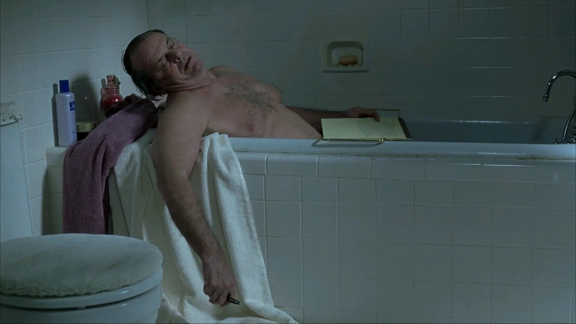 Николсон о шмидте. Солтберн сцена в ванне. Энн хэтэуэй в ванной. Солтберн сцена в ванне. Солтберн сцена в ванне.