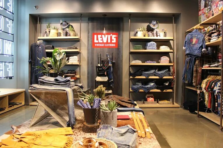 Is that shop new. Levis San Francisco магазин. Левайс витрина. Магазин Levis в Москве. Оформление магазина Levis.