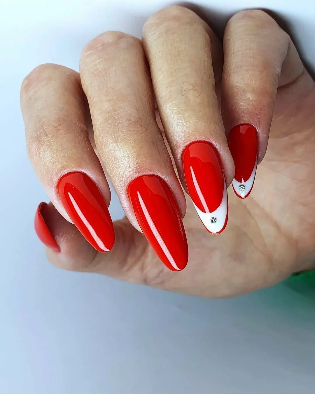 Шеллак красный. Модные ногти красного цвета. Маникюр камуфляж с красным. Маникюр красные ворота. Однотонный маникюр красного цвета.