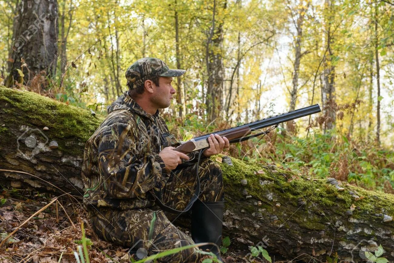 Охотник с ружьем в лесу. Евгения борисова охотница. Как нашли охотники в лесу девушку. Как нашли охотники в лесу девушку. Девушка на охоте с ружьём.