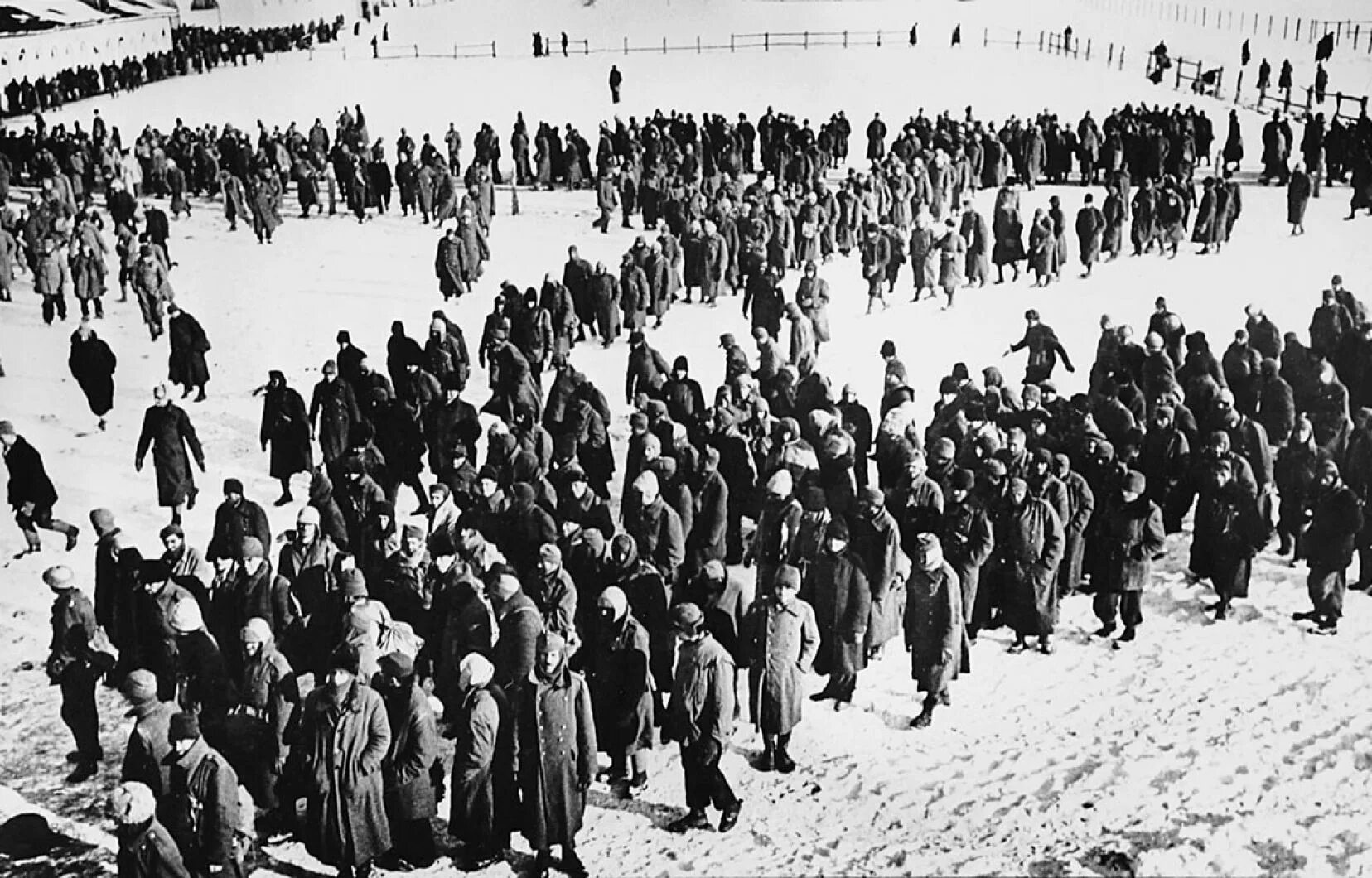 Бои в окружении. Сталинградская битва январь 1943 года. Сталинградская битва немцы плен. Немецкие военнопленные 1942 Сталинград. 30 Января 1943 года в Сталинграде капитулировала 6-я немецкая армия.