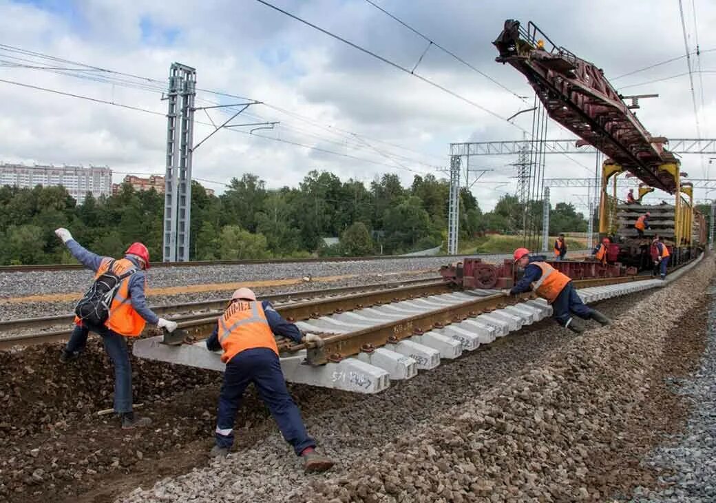 Укладка железнодорожных путей. Реконструкция ЖД пути. Стройка железной дороги. Укладка железнодорожного полотна. Капитальный ремонт ржд