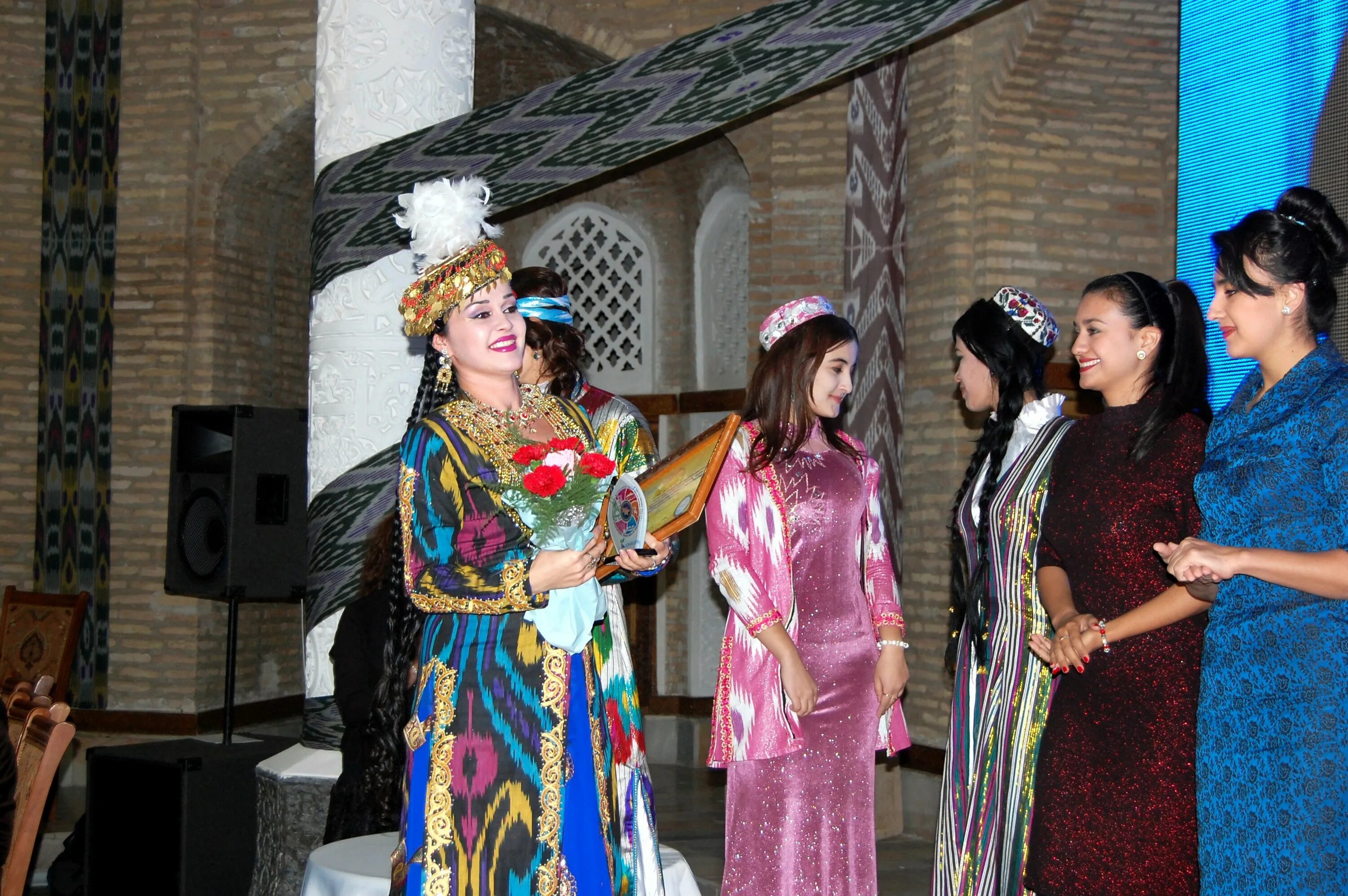 Националь костюм Узбекистана. Узбекская Национальная одежда. Узбекский костюм женский. Национальные платья Узбекистана.