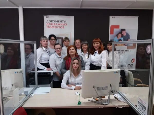 Мфц одежда форменная. Мфц лесозаводск. Мфц радужный хмао. Форма работников мфц. Сотрудник мфц.