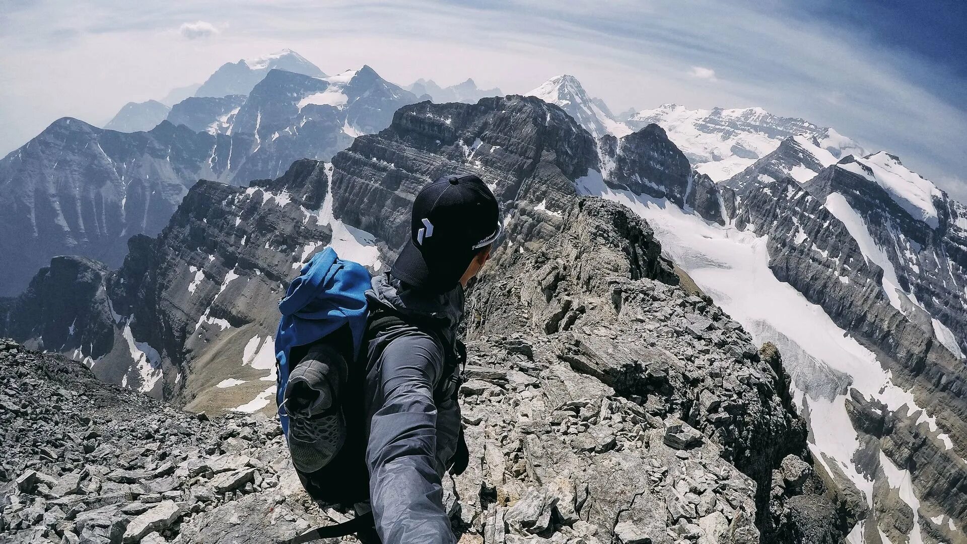 Vacuum let mountain. В горах. Парень в горах. Селфи в горах. Селфи на горе.