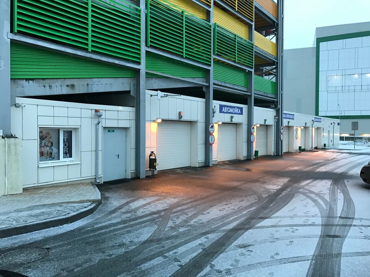 фасад гаража детейлинга. сервис. автомойка детейлинг мытищи. каланчевская 45 мойка. автомойка детейлинг мытищи.