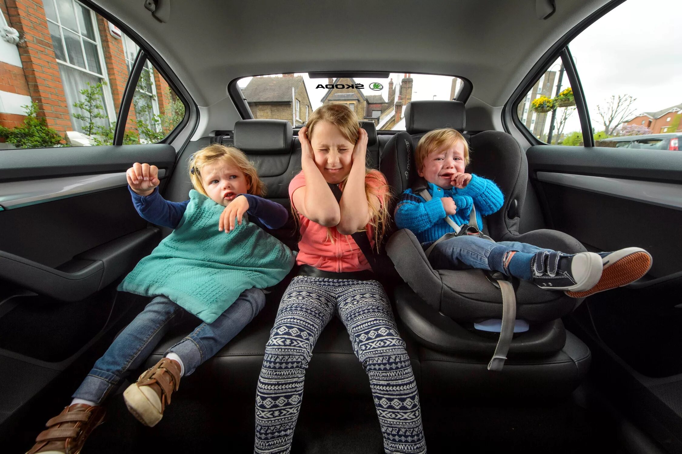 Девушка в машине на заднем. Ехать в машине на заднем сидении. Девушка в автомобиле спит. Ехать в машине на заднем сидении. Автопилот автомобиль окно.