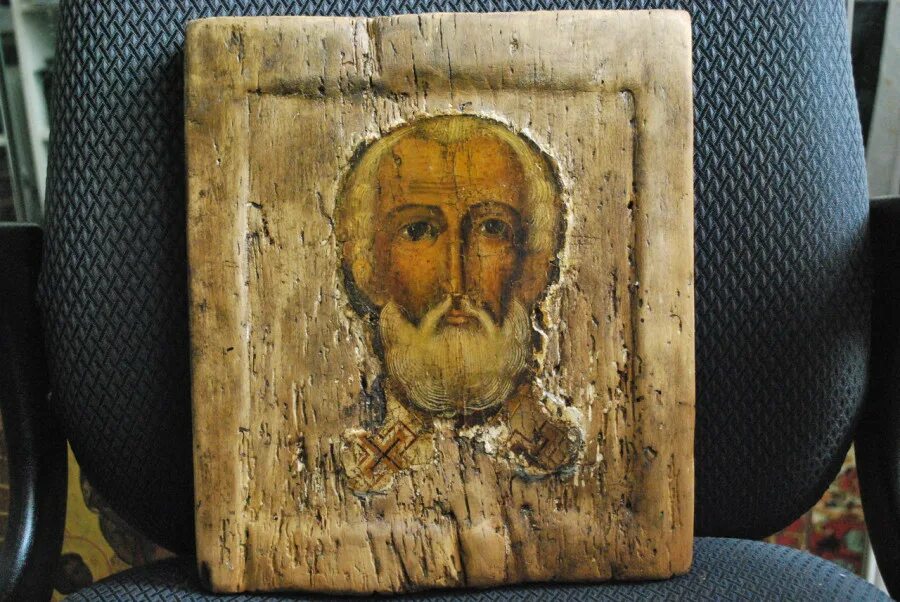 Старинные иконы. Икона в руках человека. Ли выкидывать иконы. Старые иконы на дереве. Ли выкидывать иконы.