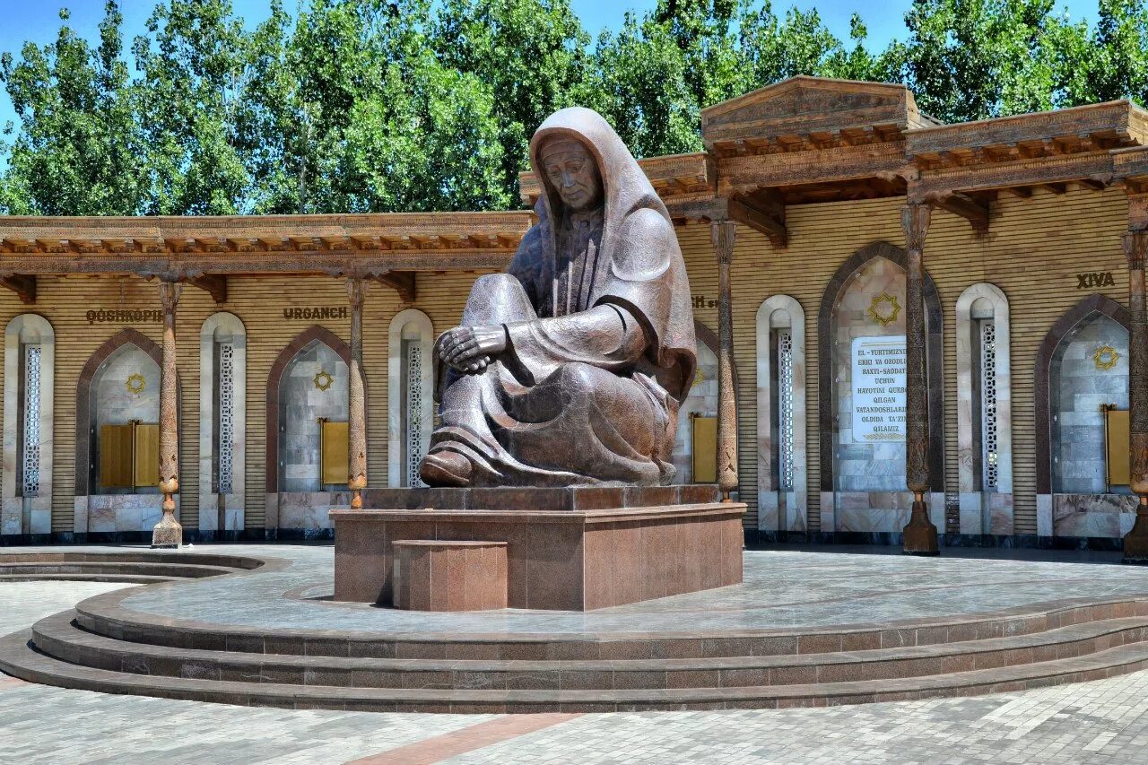 Монумент Скорбящей матери в Узбекистане. Памятник матери в Ташкенте. Статуя Скорбящая мать Ташкент. Ташкент памятник Хотира майдони.