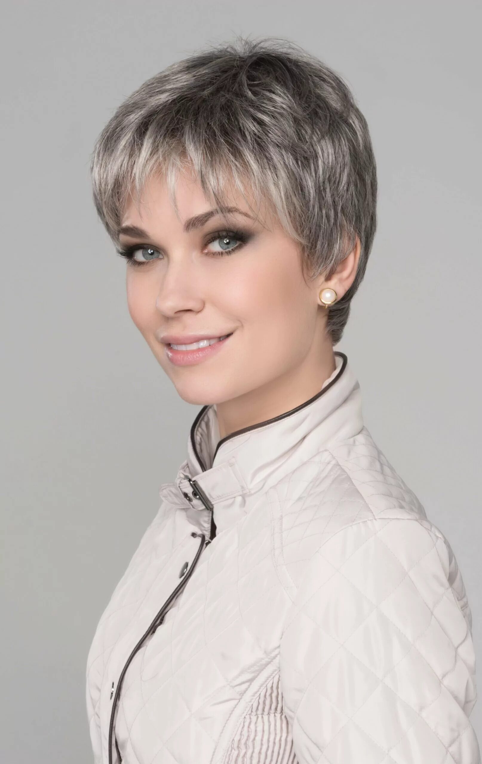 стрижка гаврош боб. стрижка гаврош на средние волосы для женщин после 50 лет. стрижка гаврош для женщин после 50 на средние волосы. гаврош стрижка 50. стрижка гаврош.