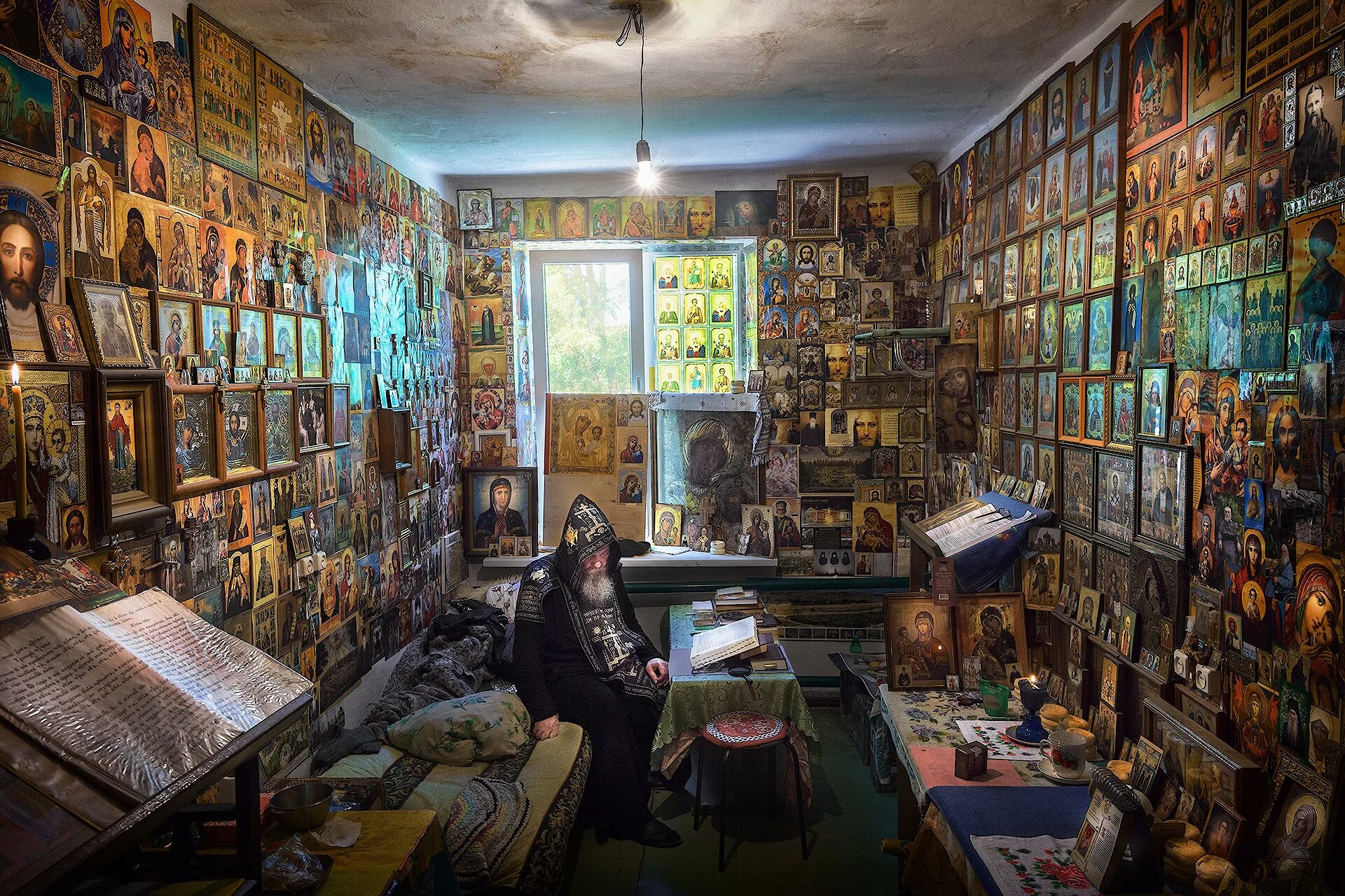 Иконы в детской комнате. Иконный уголок в квартире. Икона открывающаяся. Девочка у иконы в храме. Какую икону вешают в детской комнате.