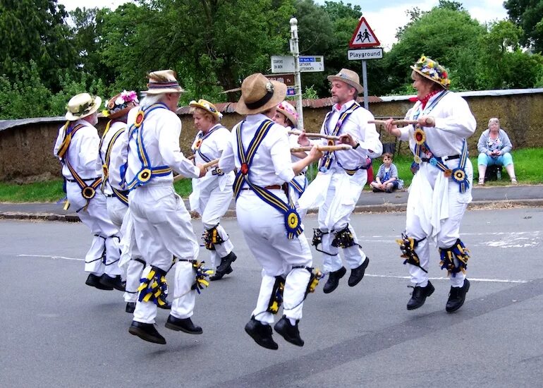 Morris dancers в великобритании. Morris dancers в великобритании. Танец моррис великобритания. Моррис дансинг великобритания. Моррис дансинг великобритания.