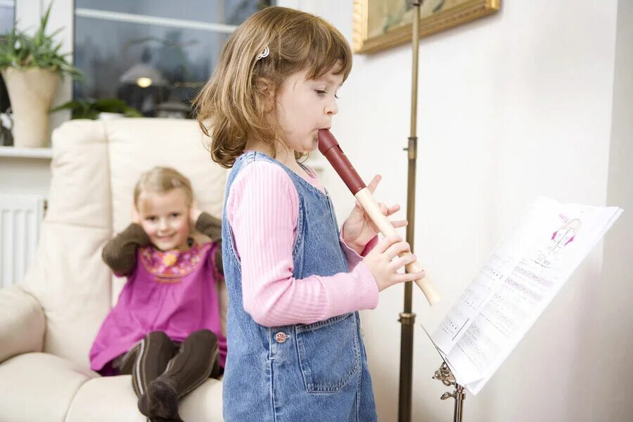 Playing flute. Флейта для детей. Занятия музыкой в детстве. Child playing Flute. Дети играющие на нервах.