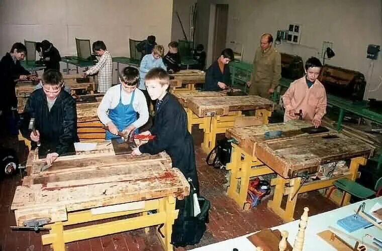 Урок труда. Уроки труда в школе для мальчиков. Уроки труда в Советской школе. Школьник на уроке труда. Специальная школа трудов