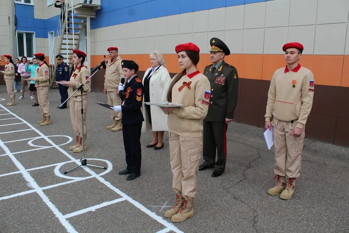 Вступление в юнармию в школе. Вступление в юнармию в школе. Портрет юнармейца. Вднх самая большая георгиевская лента юнармия 2019. Юнармия щербинка школа 2117.
