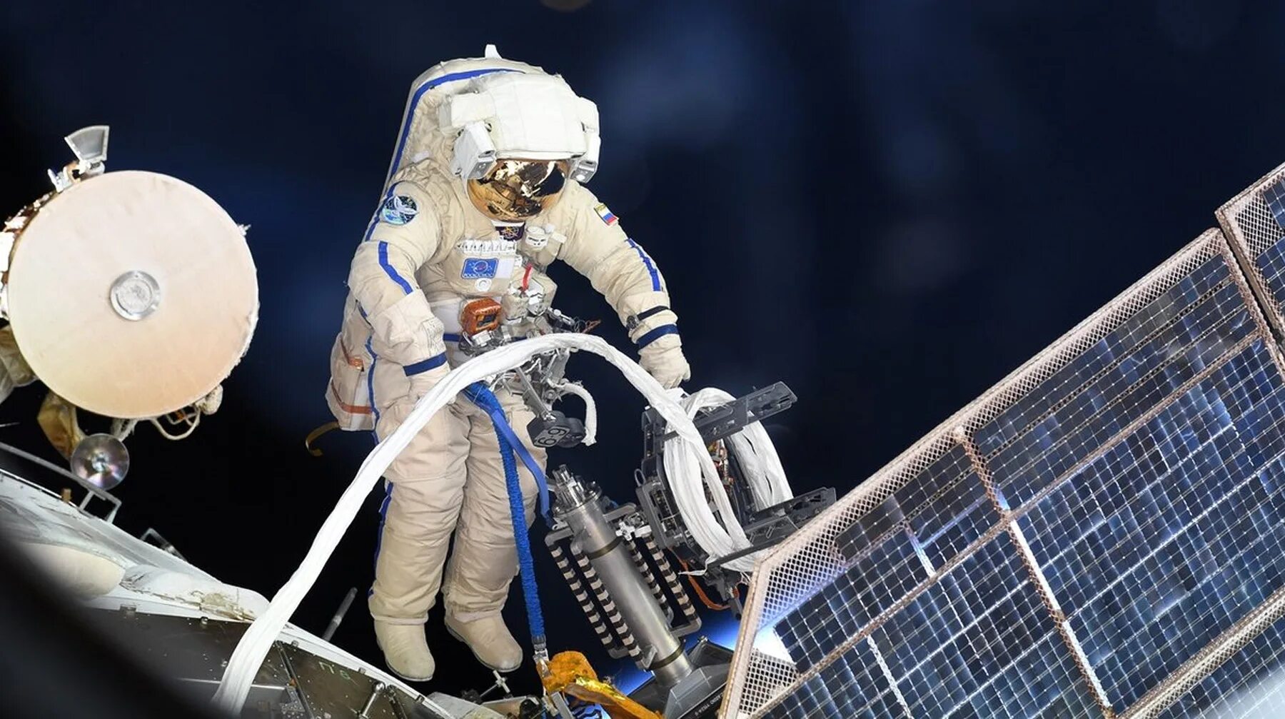 Космонавт россии в открытом космосе