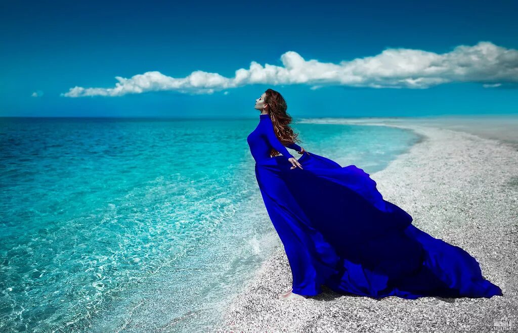 Девушка в синем платье. Девушка в голубом платье. В длинном платье на море. Женщина в длинном платье. На берегу в синем платье слушать