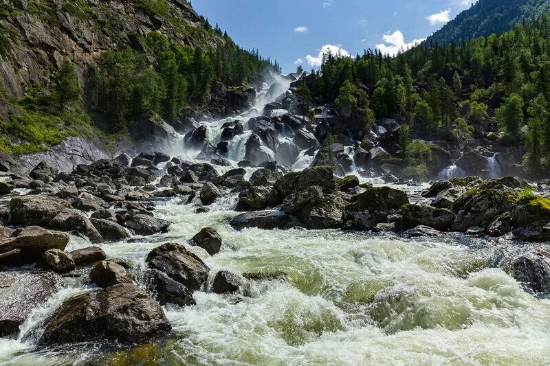 Река гутара кроки. Река протекающий через горы. Река шотовер в новой зеландии. Водопады реки иланки. Кассарское ущелье.