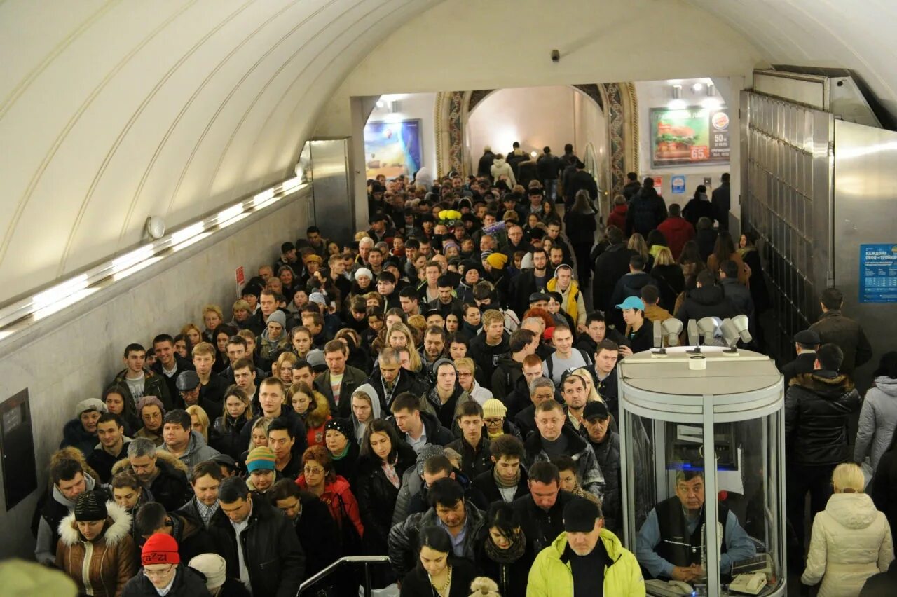 Час пик в метро Санкт-Петербурга. Станция метро Бауманская час пик. Московское метро Бауманская ЧАСПИК. Столпотворение метро Бауманская.