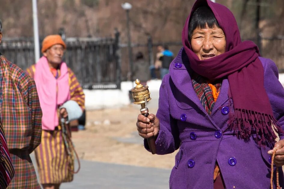 Запах бутана. Правительство бутана. Буддизм одежда. Бутан Министерство счастья. Бутан население.
