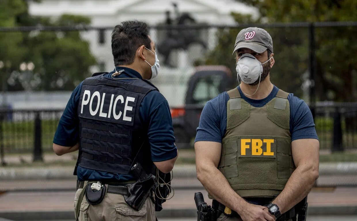 Фбр. Агент фбр. Зико заки и мисси перегрим. Почему фбр. Федералы сша.