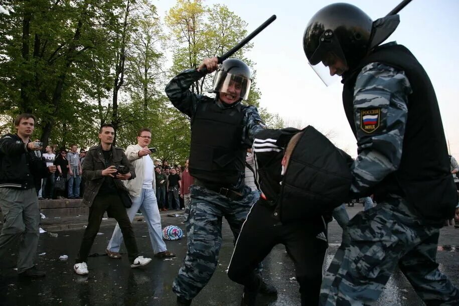 Бита омон. Бита омон. Омоновец ударил журналиста по голове. Омон кино. Бита омон.