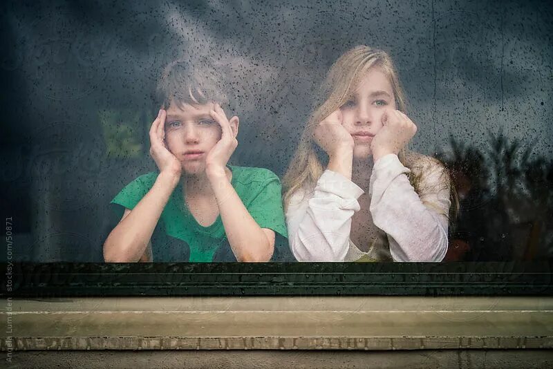 Ребенок со смартфоном. Мальчик смотрит с окна в аэропорт. Look through the window. Ребенок ждет папу у окна. Look out kid.