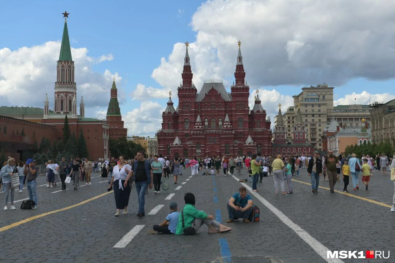 Россия путин красная площадь картинки. До какого числа закрыта красная площадь. Елка на красной площади. Красная площадь перекрыта. До какого числа закрыта красная площадь.