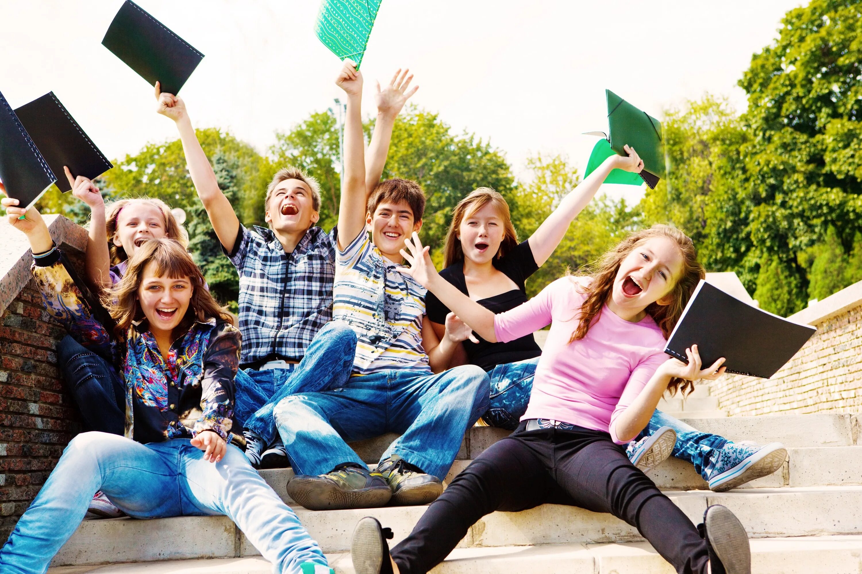 Лагерь бизнес для 16 лет. Человек праздник. Подростковый день. Подростковый день. Радостные подростки.