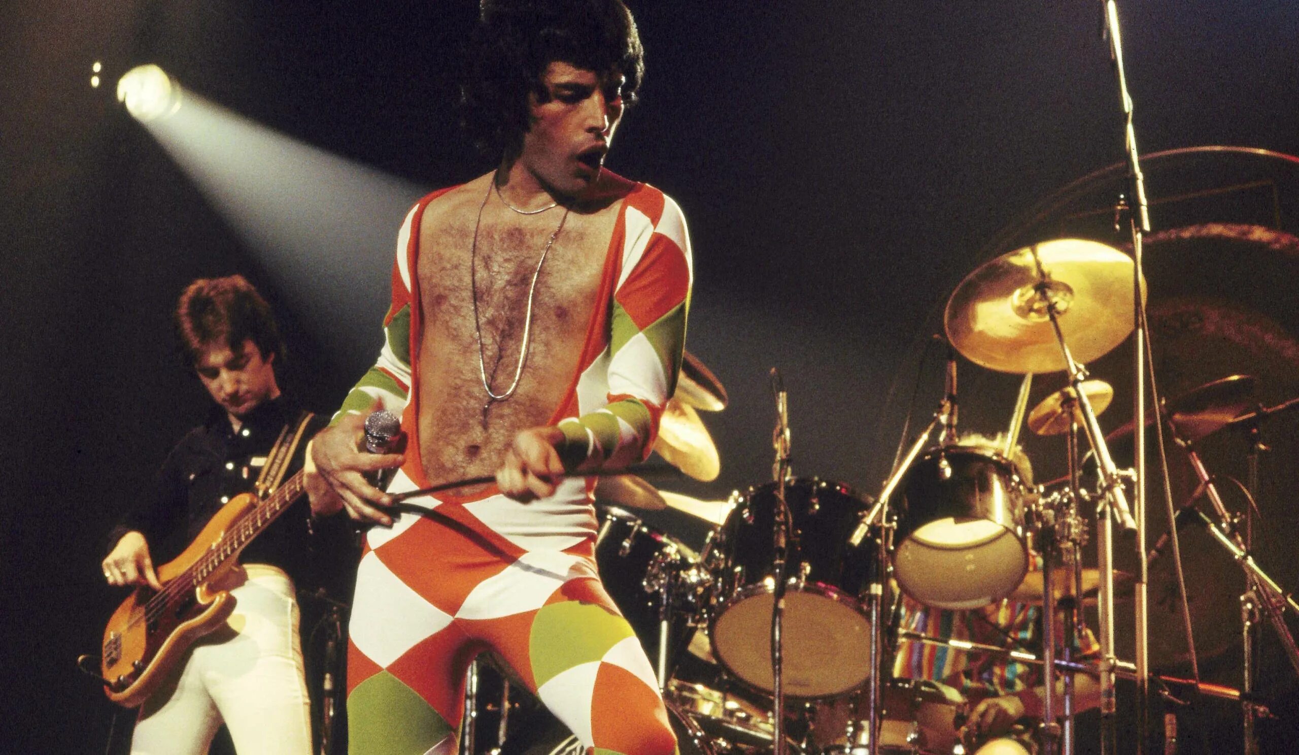 Лучший хит квин фредди меркури. Freddie mercury. фредди меркьюри 1979 токио. queen фото. фредди меркьюри на сцене.