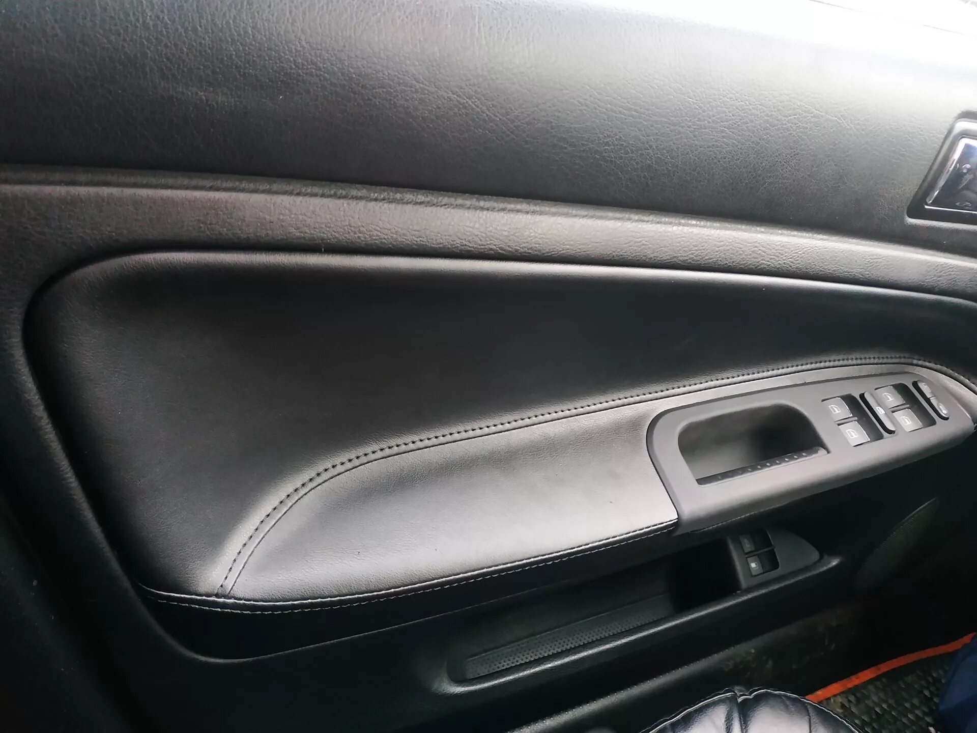 Перетяжка дверных вставок кожей Passat b5+ - Volkswagen Passat B5, 1,6 л, 2001 г