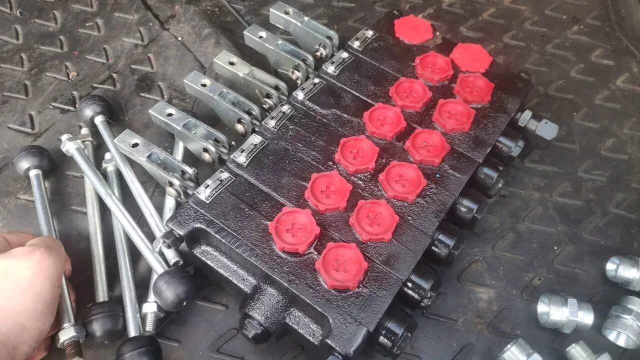 Гидрораспределитель мтз 82. Клапан распределителя р-80. Гидрораспределитель на юмз экскаватор 2621. Замена распределителя. Замена распределителя.