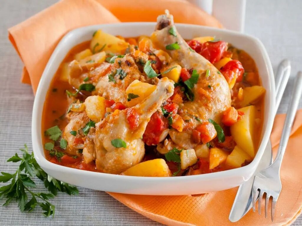 Овощное рагу с куриным филе на сковороде. Курица с овощами. курица с картошкой и овощами. овощное рагу с курицей. картофель тушеный с овощами.