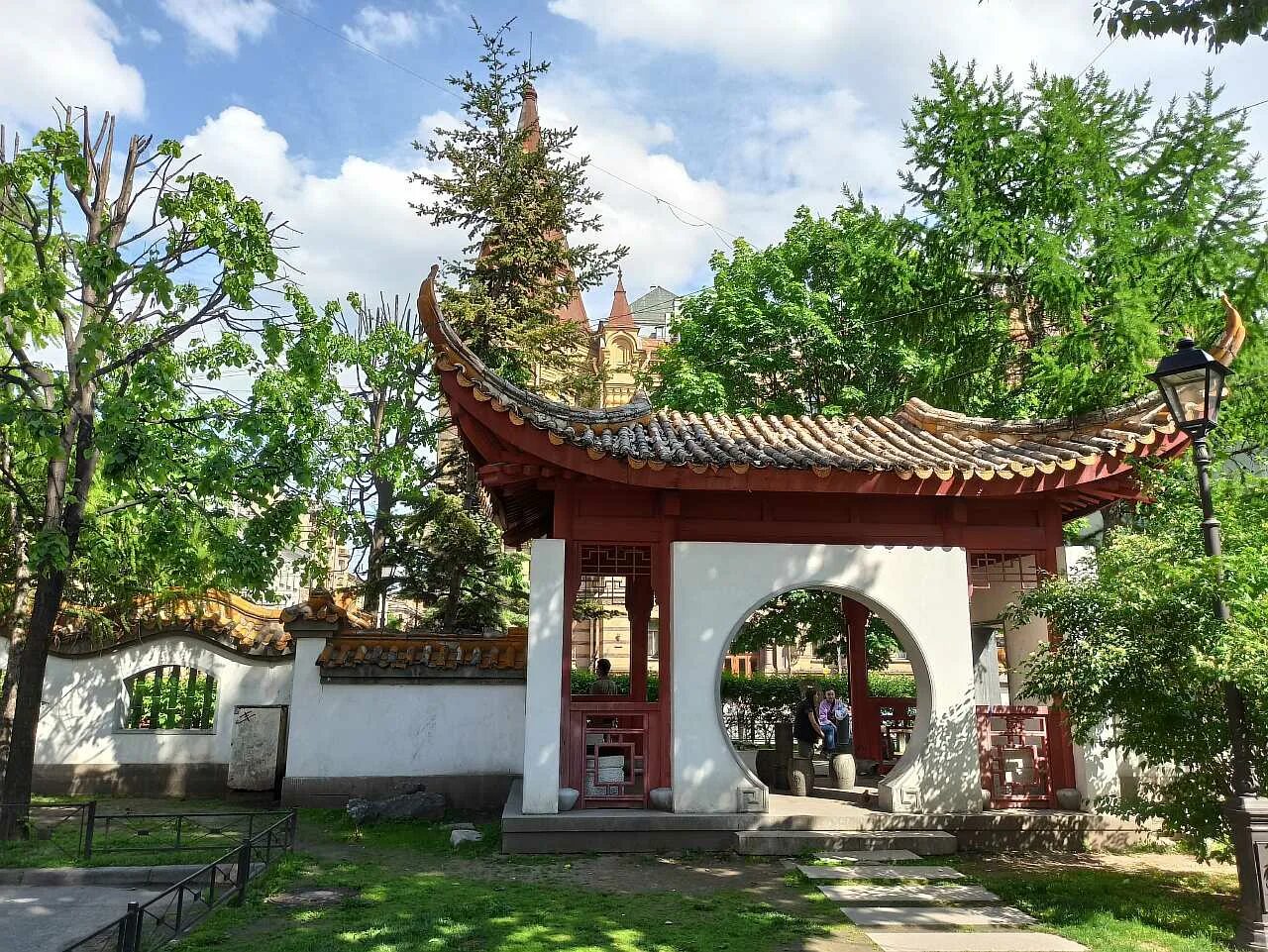 Сад дружбы на литейном 15-17. Сад дружбы на литейном проспекте. Китайские львы ши-цза на петровской набережной. Сад дружбы санкт-петербург литейный проспект 15. Китай в питере.