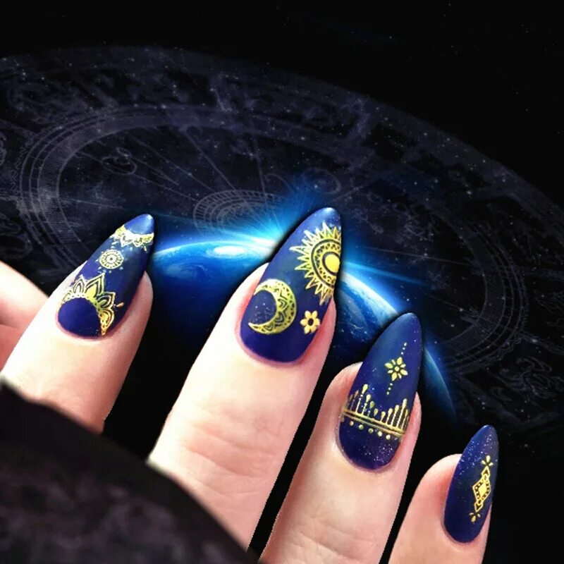 Мусульманские ногти. Маникюр с полумесяцем. Ногти с луной. Маникюр с полумесяцем и звездой. Маникюр с луной и звездами.