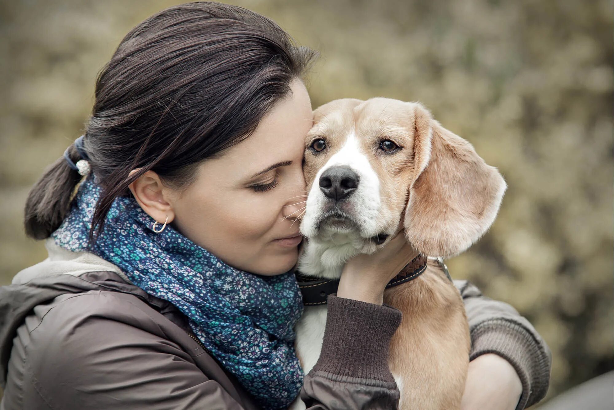 Good pets than dogs. Женщина с собачкой. Человек с питомцем. Собака с хозяйкой. Женщины с собаками любовь.