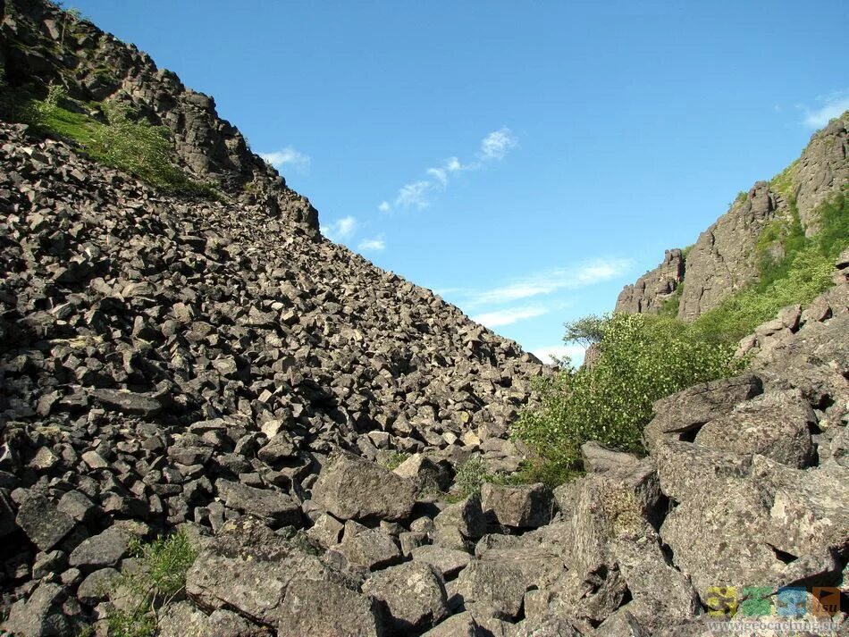 Каменные осыпи горный Алтай. Каменная осыпь в горах. Каменные россыпи и осыпи в Самарской области. Песчаные осыпи Алтай.