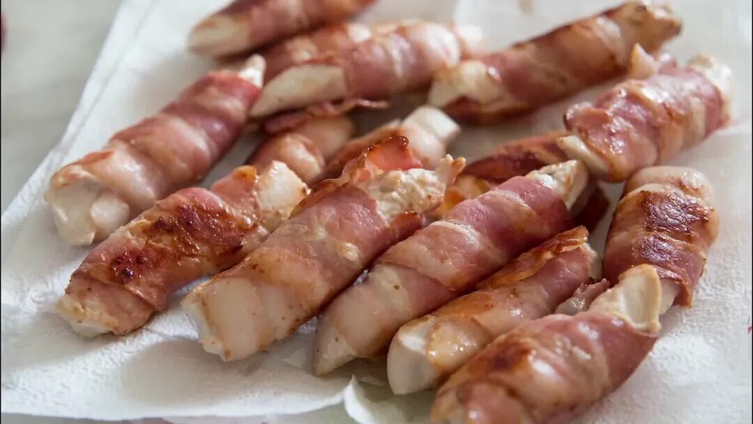 Куриные рулетики в беконе. Филе в беконе на сковороде. Грудка в беконе. Рулетики из куриной грудки с беконом на сковороде. Блюда с беконом на сковороде.